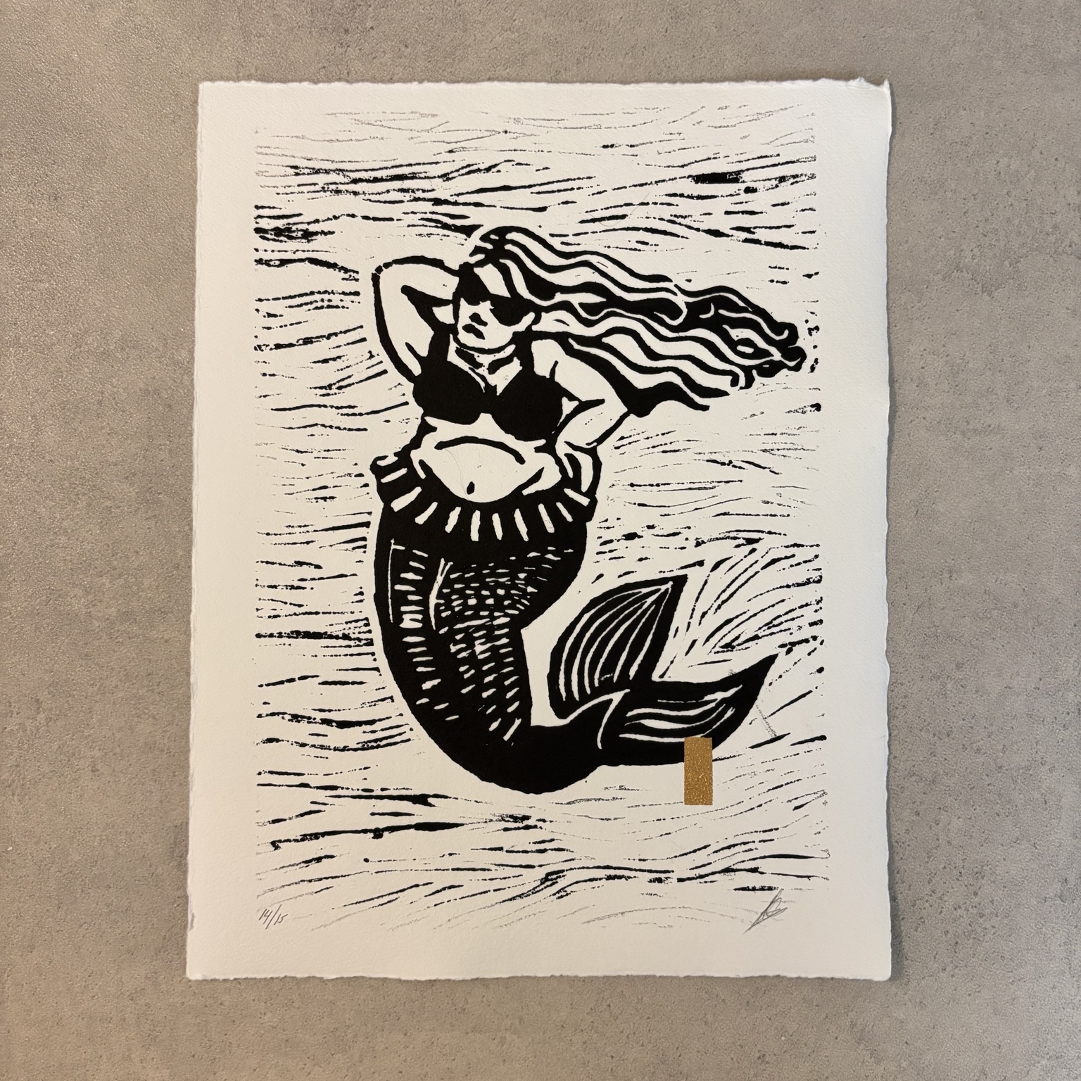 Dutch Mermaid I, zwart-wit met gouden balkje bij de staart