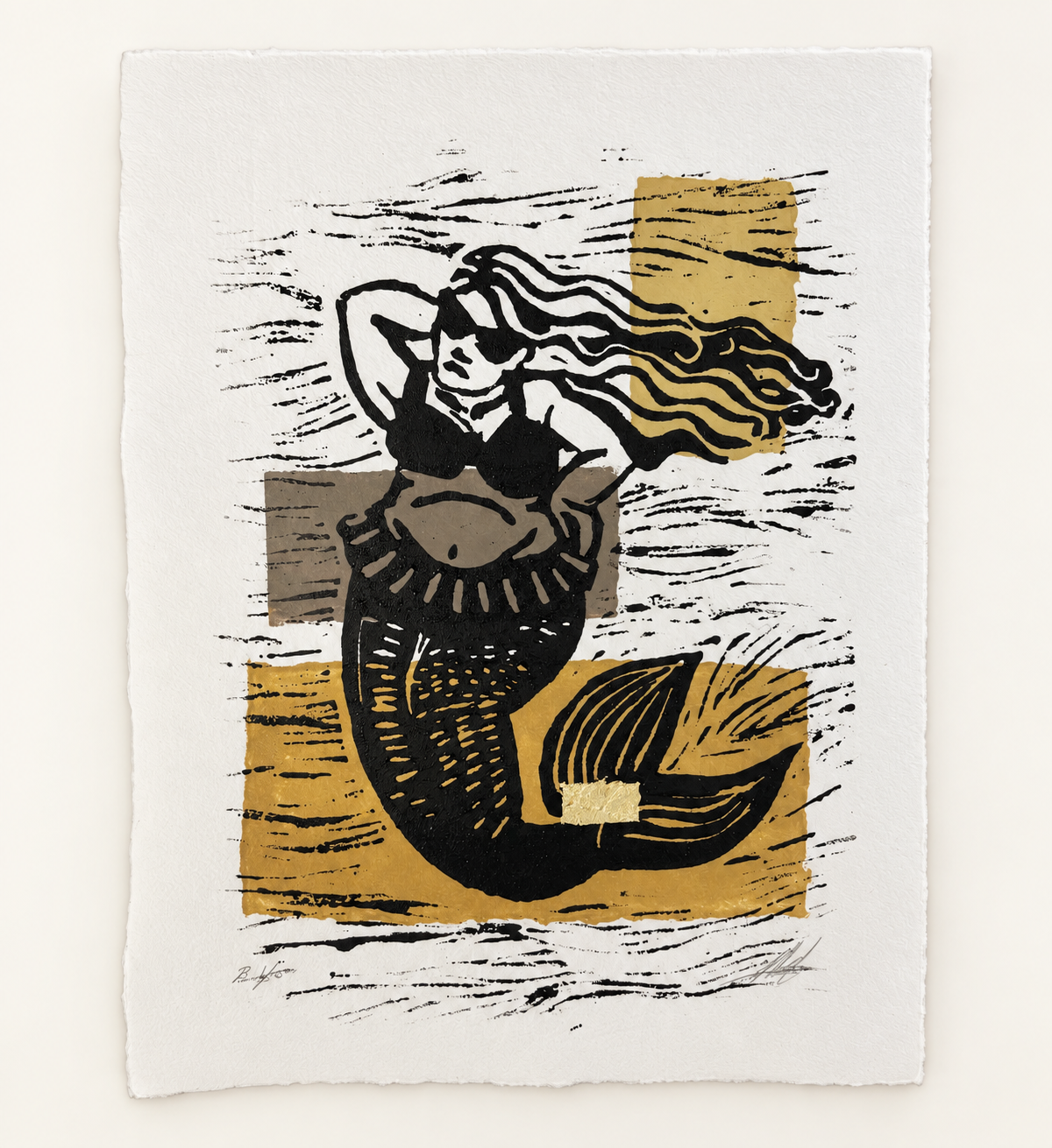 Dutch Mermaid I in oker en taupe met bladgoud, op een rustige warmwitte ondergrond